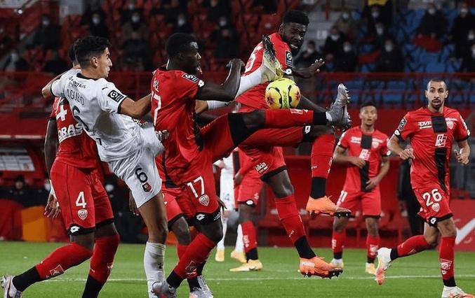 赛前体能课后，法兰克福临场应变备战德甲，气氛紧张，更衣室氛围转暖的简单介绍